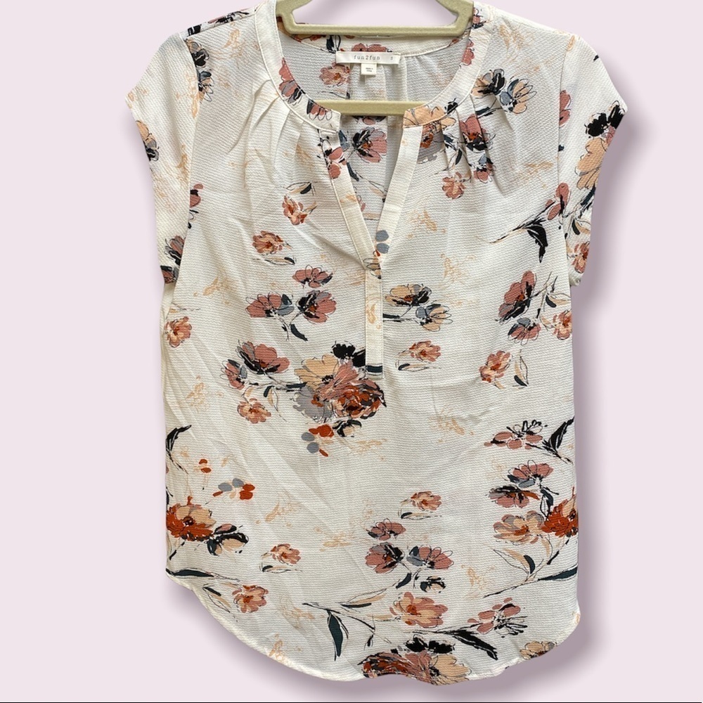 fun 2 fun blouse floral print short sleeve V-neckline rounded at bottom Sz small